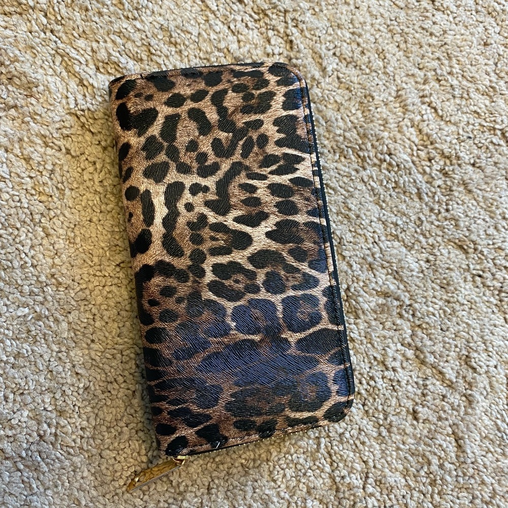 Leopard Print Zipup Wallet